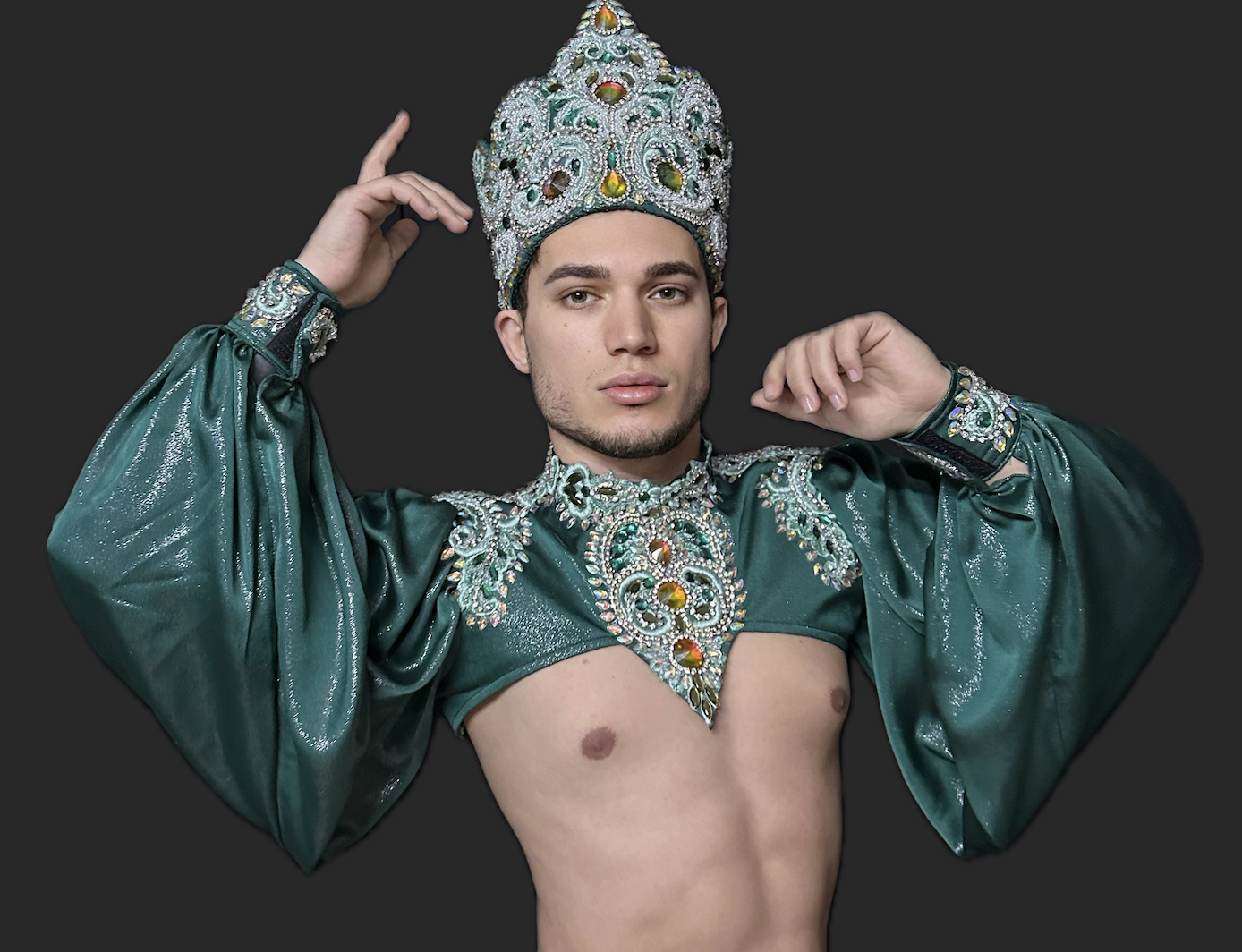 Zenne Emre Aşık: Sahne Sanatlarında Yeni Bir Yıldız